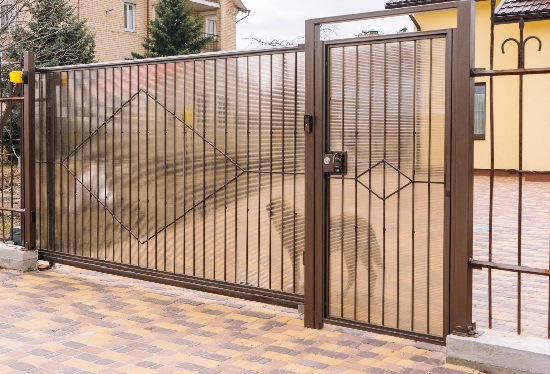 Купить ворота из профлиста с элементами ковки, с металлическими столбами в рамке или под дерево в Ярославле от 157200 руб